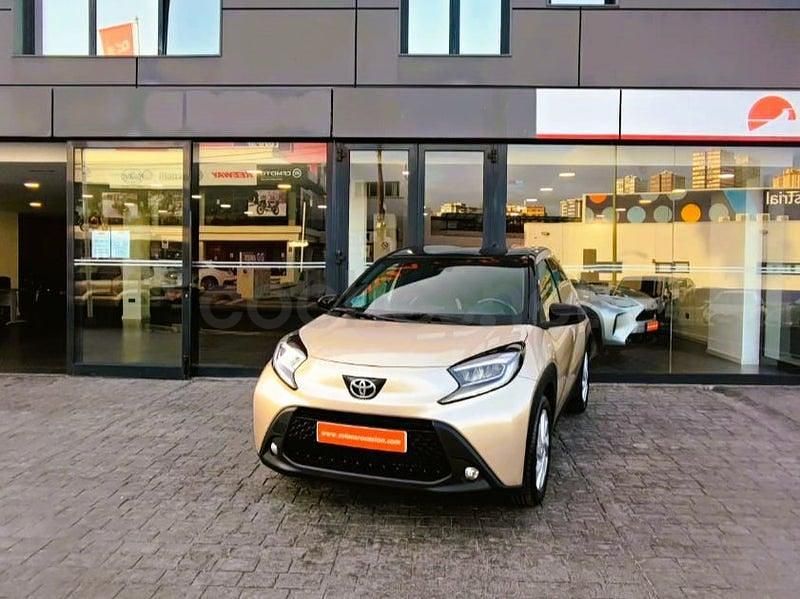 Usado Toyota Aygo X 72 CV (52 kW) 2022 Beige SUV