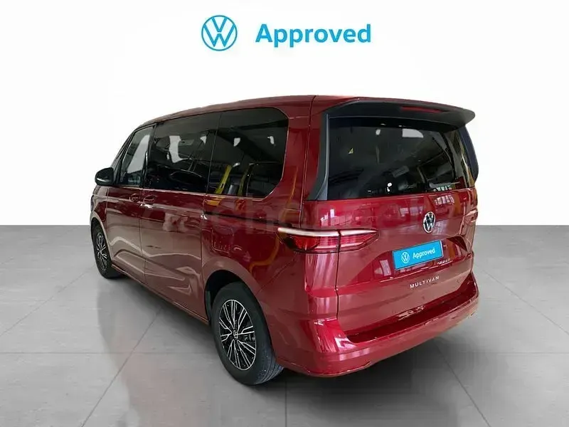 Usado VW Multivan Life 150 CV (110 kW) 2025 Rojo Monovolumen