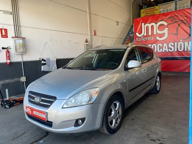 Usado Kia Ceed 115 CV (84 kW) 2008 Gris / plata Utilitario