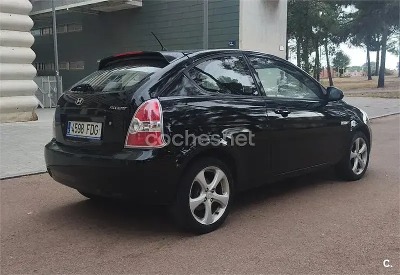 Usado Hyundai Accent 110 CV (80 kW) 2007 Negro Berlina
