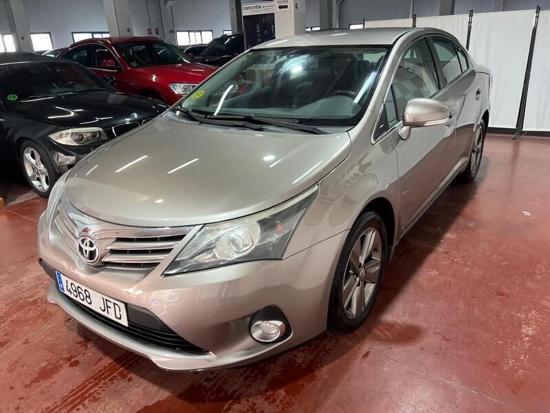 Usado Toyota Avensis Comfort 124 CV (91 kW) 2015 Beige Berlina