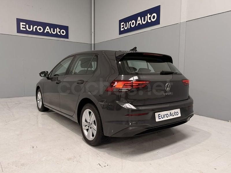 Usado VW Golf VIII Life 115 CV (84 kW) 2022 Gris / plata Berlina