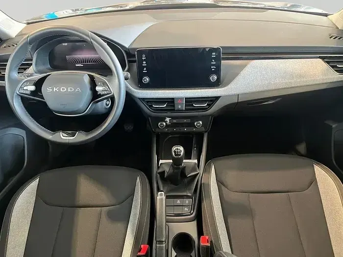 Usado Skoda Kamiq Selection 115 CV (84 kW) 2025 Gris/plata SUV