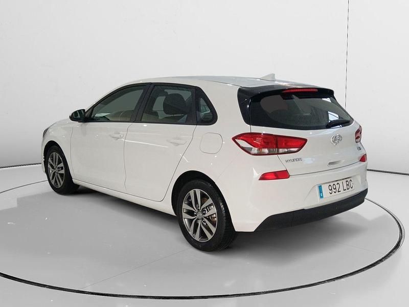 Usado Hyundai i30 120 CV (88 kW) 2019 Blanco Berlina