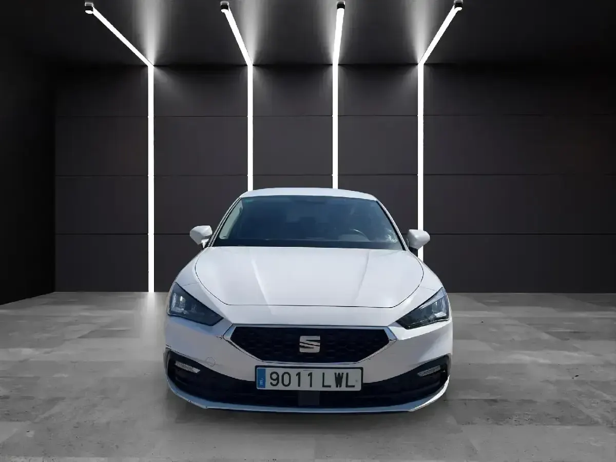 Usado Seat Leon Style 130 CV (95 kW) 2022 Blanco Berlina