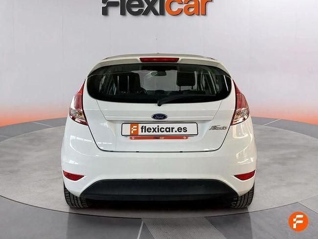 Usado Ford Fiesta Trend 75 CV (55 kW) 2017 Blanco Berlina