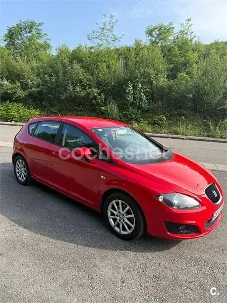 Usado Seat Leon Reference 105 CV (77 kW) 2010 Rojo Utilitario