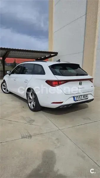 Usado Seat Leon FR 150 CV (110 kW) 2022 Blanco Familiar