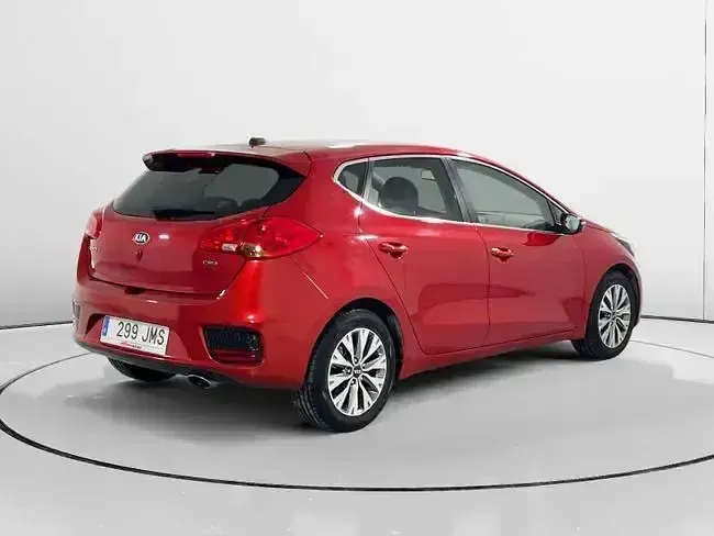 Usado Kia Ceed GT 90 HP (66 kW) 2016 Vermelho Sedan
