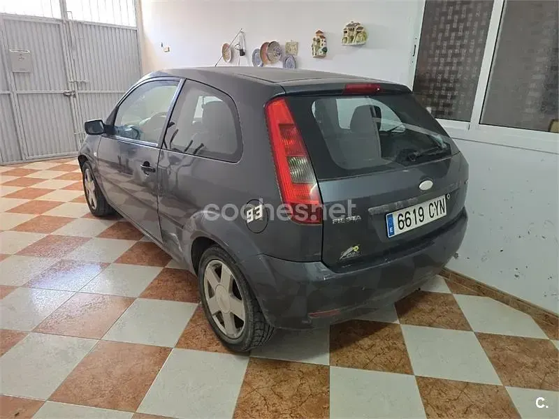 Usado Ford Fiesta Ambiente 68 CV (50 kW) 2004 Azul Utilitario