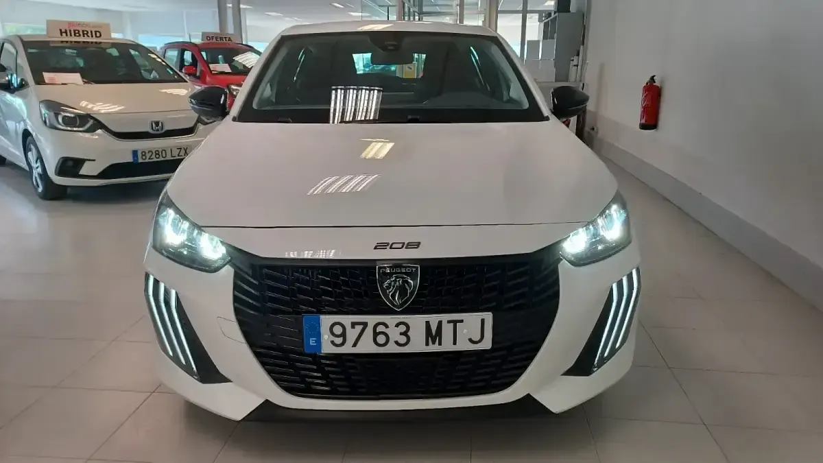 Usado Peugeot 208 Active 100 CV (73 kW) 2024 Blanco Utilitario