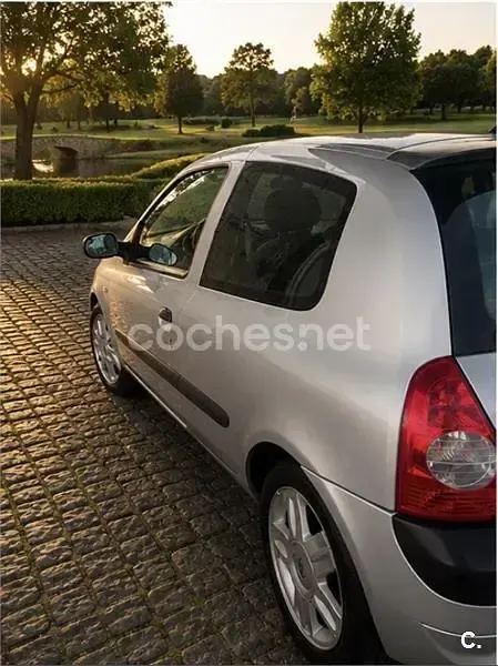Usado Renault Clio II Authentique 80 CV (58 kW) 2005 Gris / plata Berlina