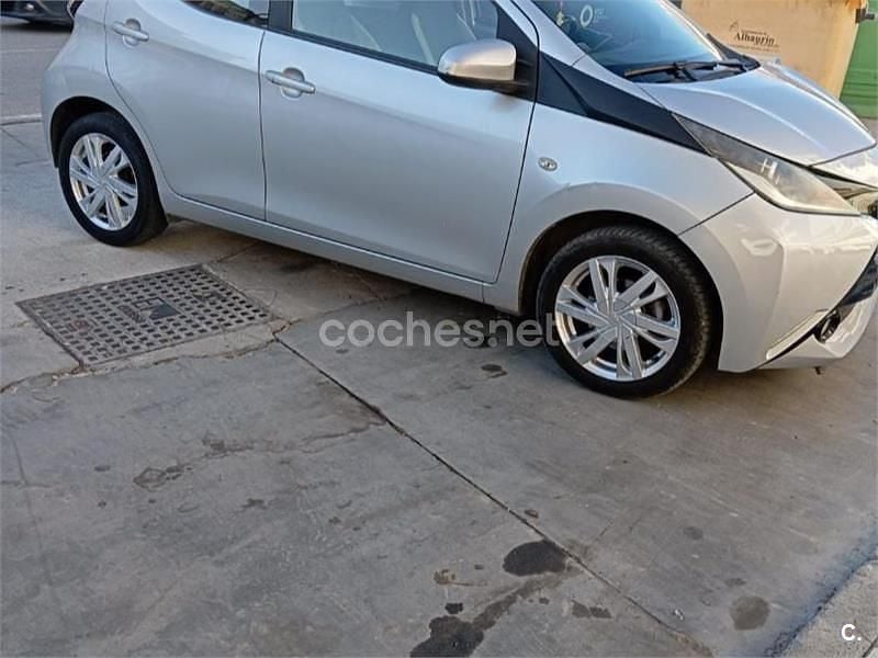 Usado Toyota Aygo X-clusiv 69 CV (50 kW) 2016 Gris / plata Utilitario
