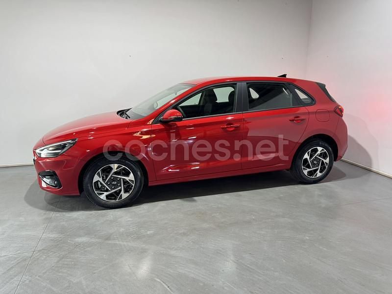 Nuevo Hyundai i30 100 CV (73 kW) 2025 Rojo Familiar