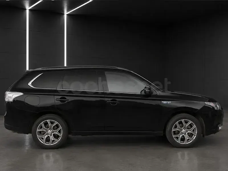 Usado Mitsubishi Outlander P-HEV 203 CV (149 kW) 2014 Negro Pickup/Camioneta
