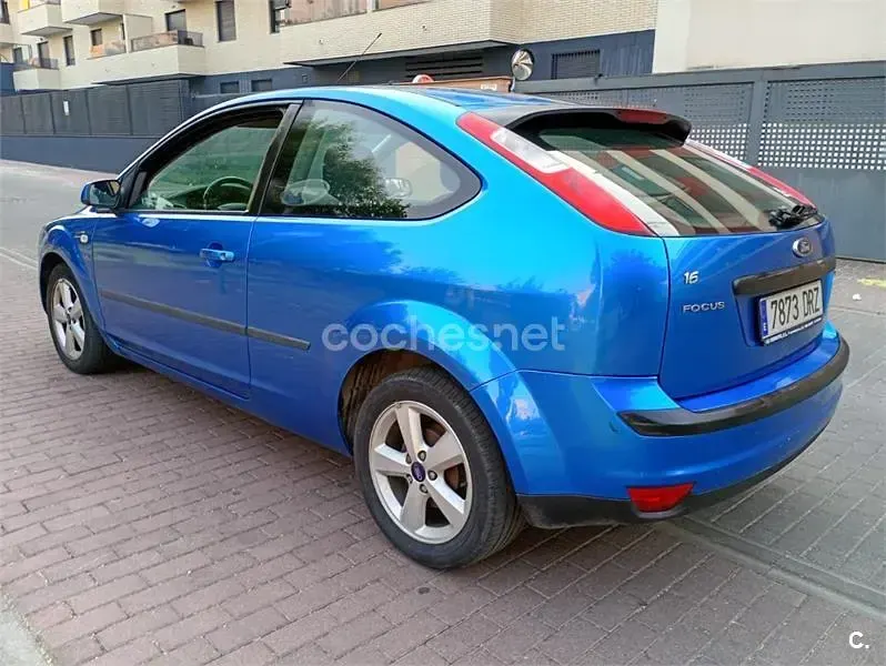 Usado Ford Focus Sport 109 CV (80 kW) 2005 Azul Berlina