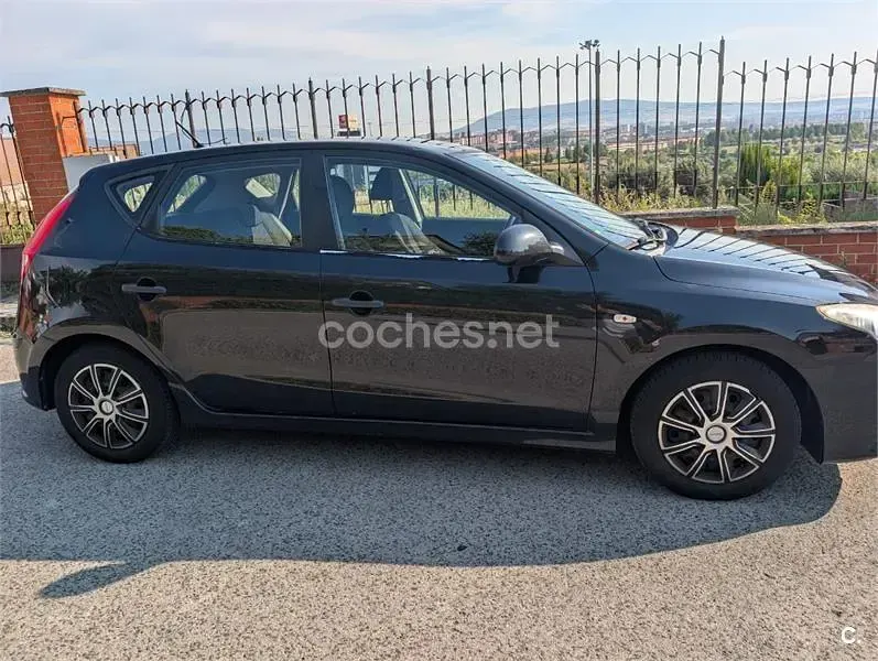 Usado Hyundai i30 Classic 109 CV (80 kW) 2011 Negro Berlina
