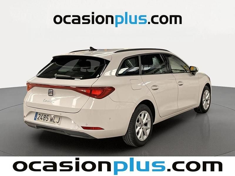 Usado Seat Leon Style 130 CV (95 kW) 2023 Blanco Familiar