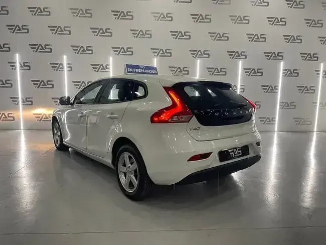 Usado Volvo V40 Momentum 120 CV (88 kW) 2018 Blanco Berlina