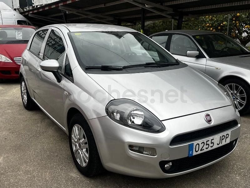 Usado Fiat Punto Young 69 CV (50 kW) 2016 Gris / plata Utilitario