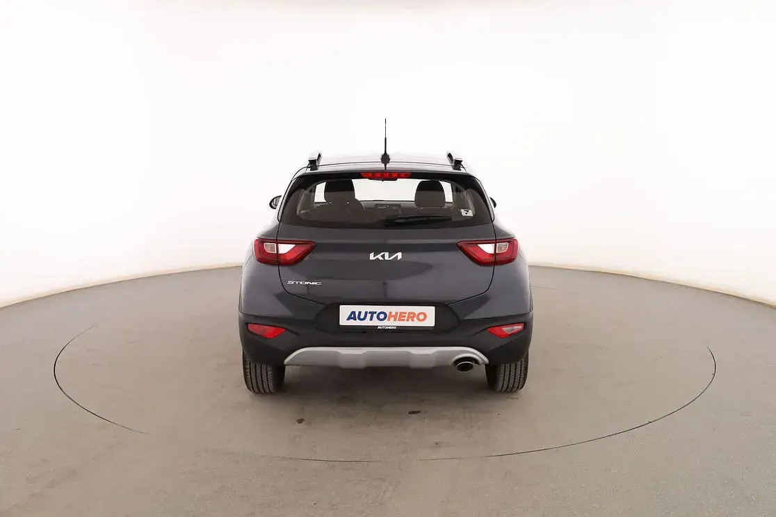 Usado Kia Stonic 84 CV (61 kW) 2022 Gris SUV