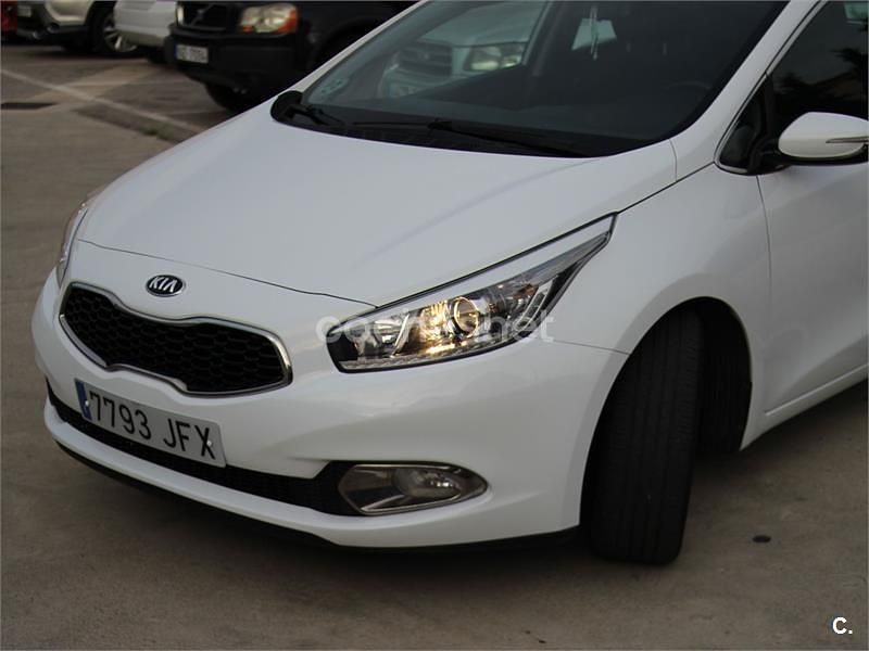Blanco Usado 2015 Kia Ceed GT Berlina | 9000 € (Precio justo) - Imagen 1/4