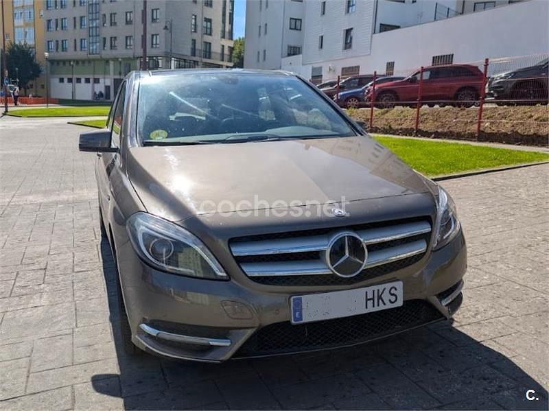 Marrón Usado 2012 Mercedes B180 Monovolumen | 7500 € (Super precio) - Imagen 1/4
