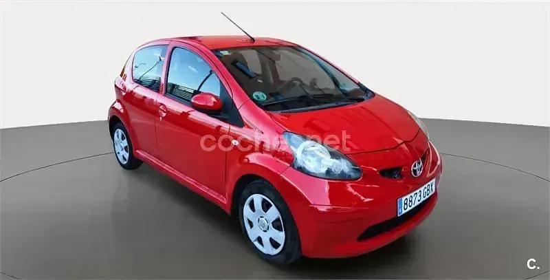 Usado Toyota Aygo Live 68 CV (50 kW) 2008 Rojo Utilitario