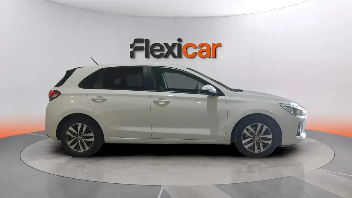 Usado Hyundai i30 110 CV (80 kW) 2018 Blanco Berlina