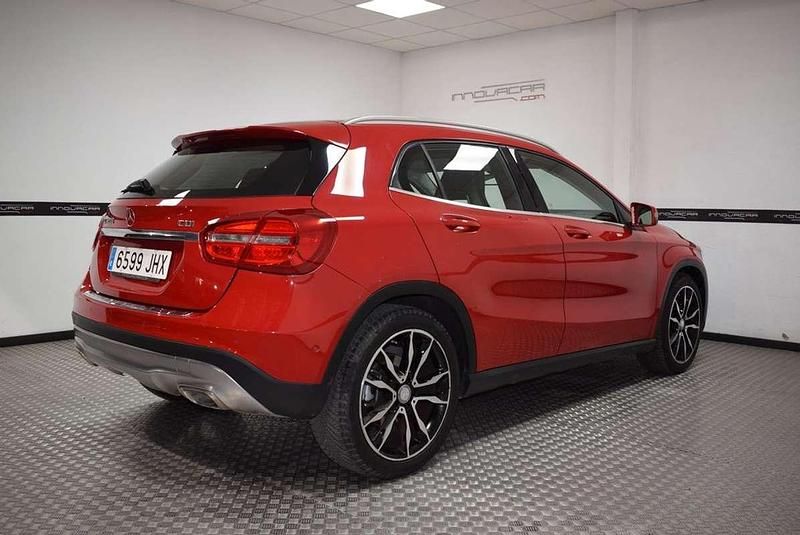Usado Mercedes GLA200 Urban 136 CV (100 kW) 2015 Rojo SUV