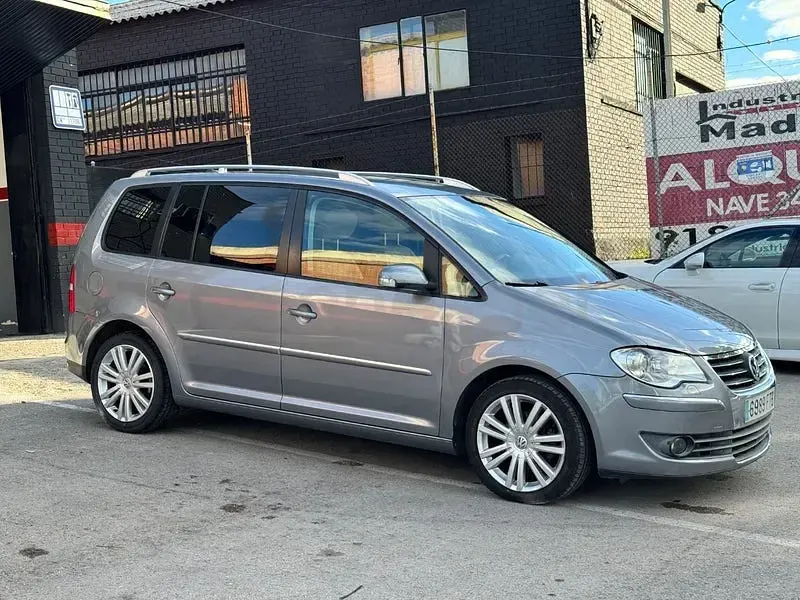 Usado VW Touran Highline 140 CV (102 kW) 2007 Gris / plata Monovolumen