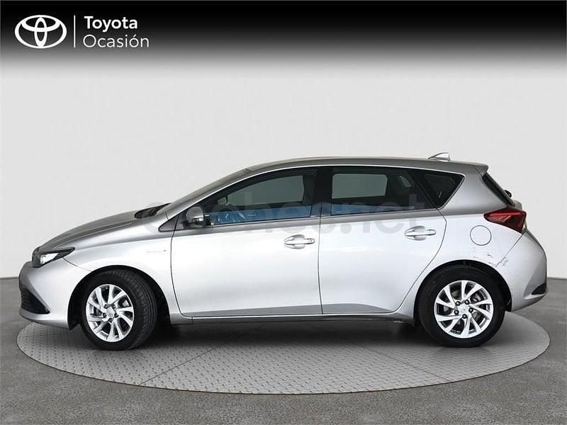 Usado Toyota Auris Hybrid Active 136 CV (100 kW) 2018 Gris / plata Berlina