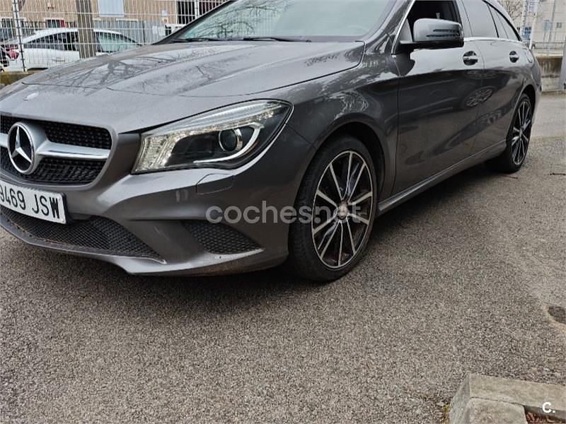 Usado Mercedes CLA220 Shooting Brake 177 CV (130 kW) 2016 Gris / plata Familiar