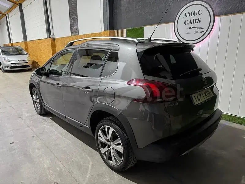 Usado Peugeot 2008 Allure 120 CV (88 kW) 2017 Gris / plata SUV