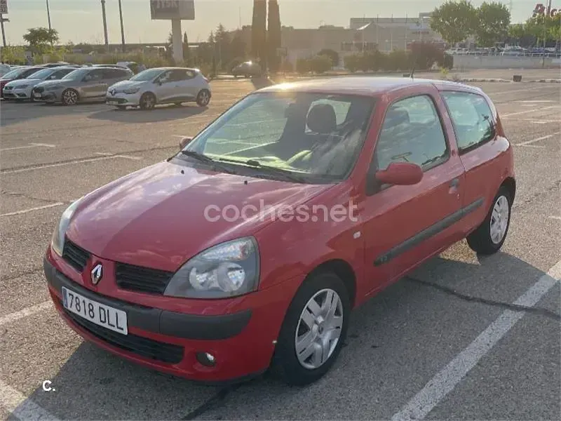 Usado Renault Clio II 60 CV (44 kW) 2004 Rojo Berlina