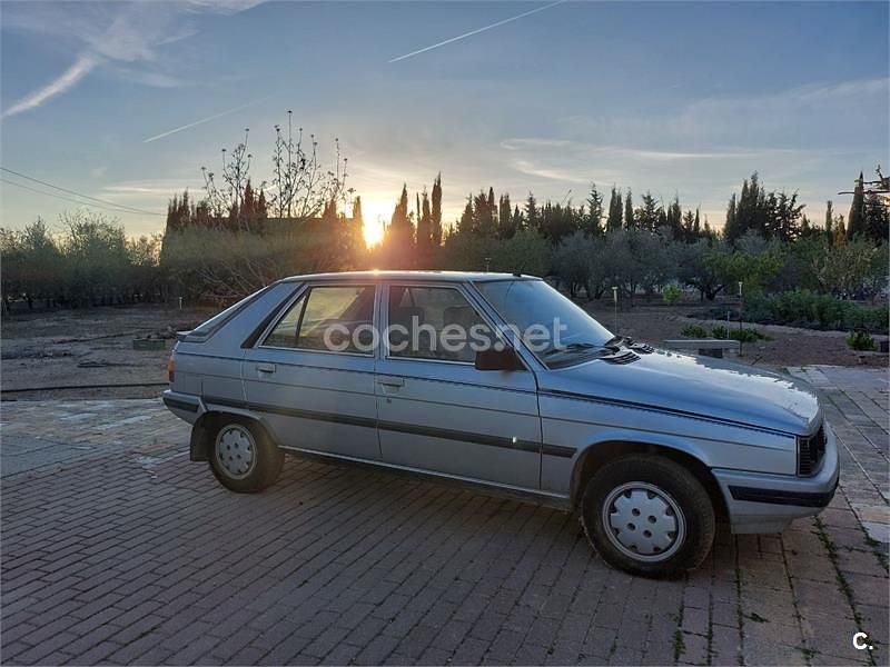 Begagnad Renault R11 60 HK (44 kW) 1987 Grå Halvkombi