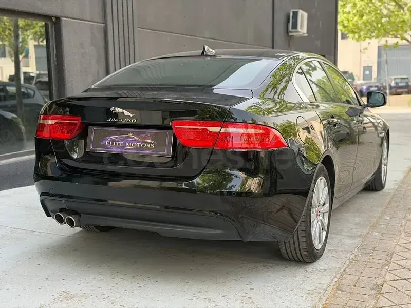 Usado Jaguar XE Prestige 180 CV (132 kW) 2015 Negro Berlina