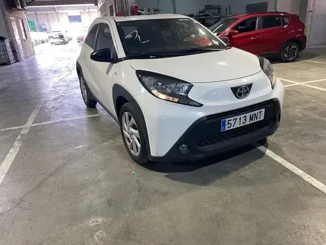 Usado Toyota Aygo X Play 72 CV (52 kW) 2024 Blanco SUV
