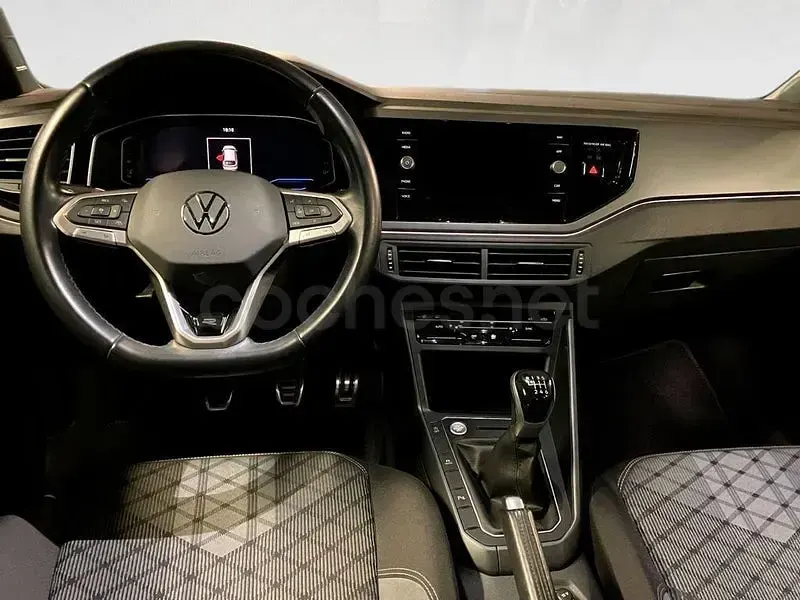Usado VW Taigo R-line 110 CV (80 kW) 2023 Gris / plata SUV