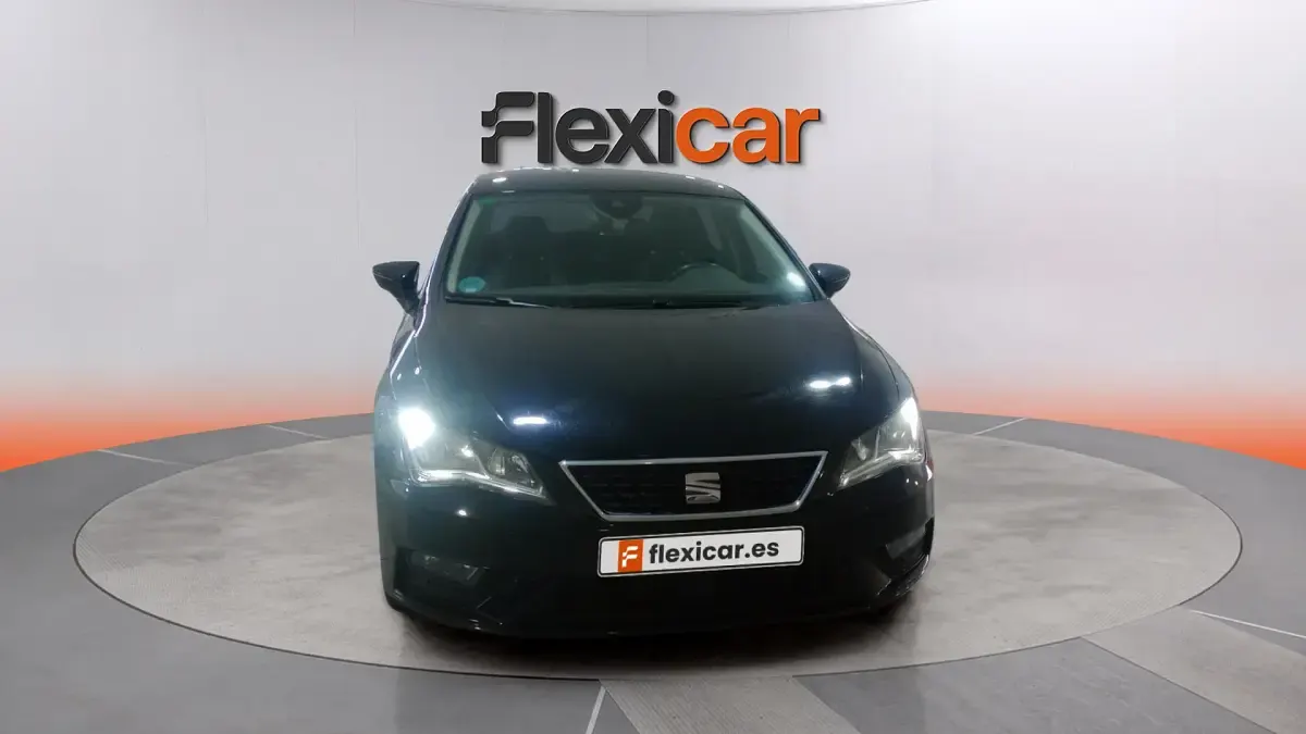 Usado Seat Leon Style 130 CV (95 kW) 2019 Negro Berlina