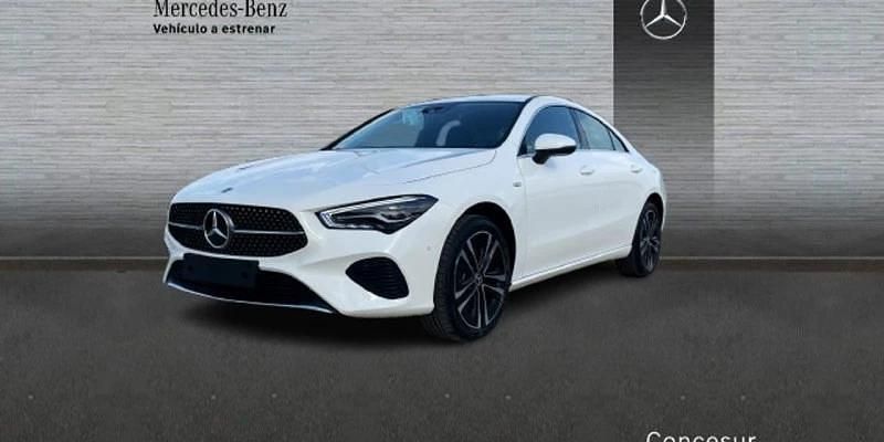 Gris Nuevo 2025 Mercedes CLA200 Berlina | 39.900 € (Buen precio) - Imagen 1/4