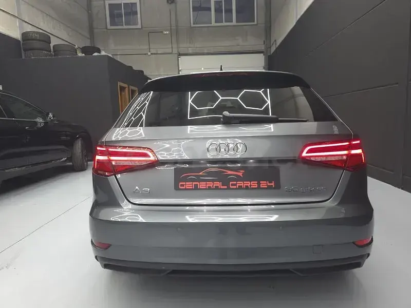 Usado Audi A3 Design 150 CV (110 kW) 2019 Gris / plata Berlina