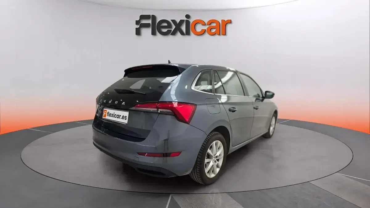 Usado Skoda Scala Ambition 116 CV (85 kW) 2021 Gris Utilitario