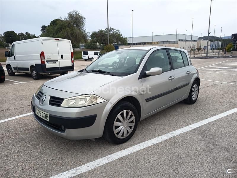 Usado Renault Mégane II Dynamique 120 CV (88 kW) 2002 Gris / plata Berlina