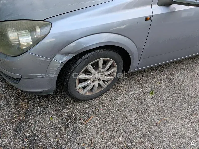 Usado Opel Astra Cosmo 100 CV (73 kW) 2005 Gris / plata Berlina