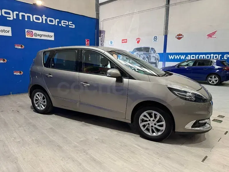 Usado Renault Scénic III Dynamique 130 CV (95 kW) 2013 Marrón Monovolumen