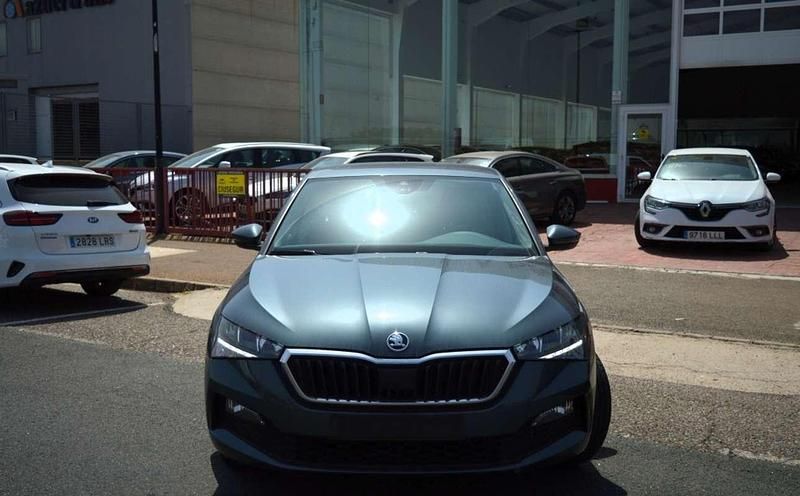 Usado Skoda Scala Ambition 110 CV (80 kW) 2021 Gris Utilitario