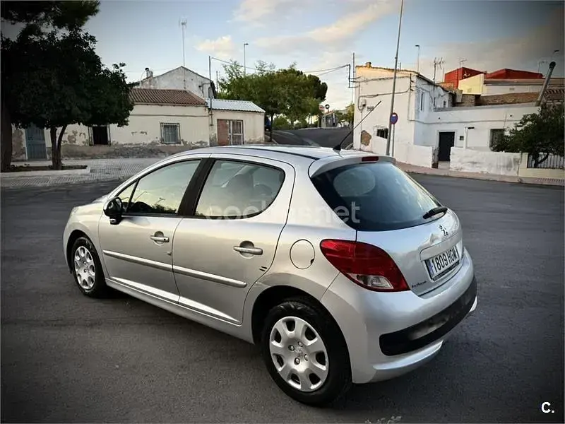 Usado Peugeot 207 Access 70 CV (51 kW) 2011 Gris / plata Berlina