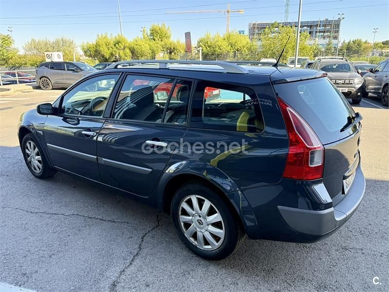 Usado Renault Mégane GrandTour Dynamique 105 CV (77 kW) 2008 Gris / plata Familiar