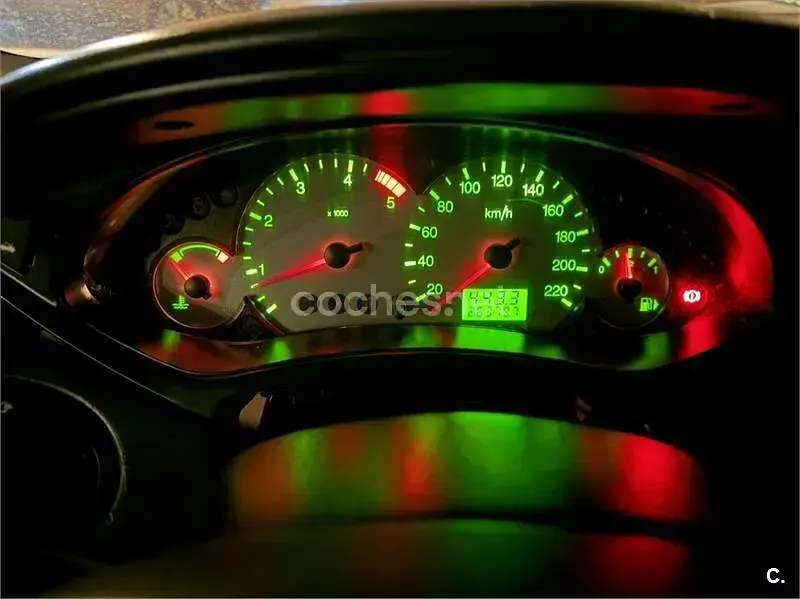 Usado Ford Focus Trend 100 CV (73 kW) 2002 Gris / plata Berlina